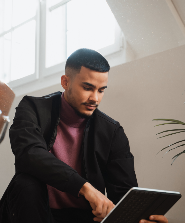 Joven usando una tableta.